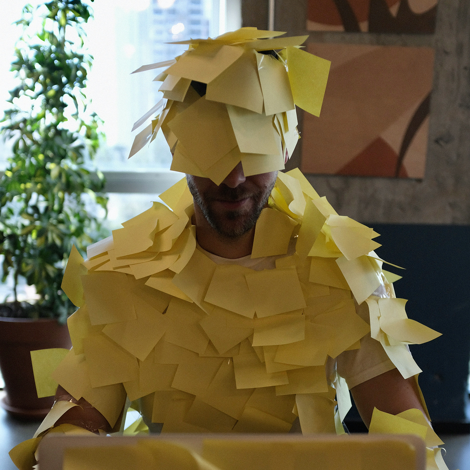 Team der samarbejder om projekt med gratis projektstyringsværktøj